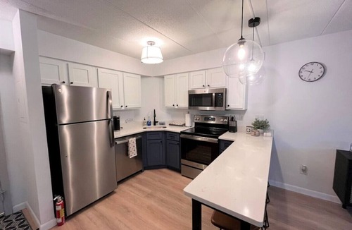 West Dover Villa | New! Mt Snow Condo. Walk to lifts, pool, Hot tub