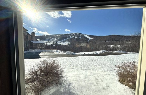 West Dover Villa | New! Mt Snow Condo. Walk to lifts, pool, Hot tub