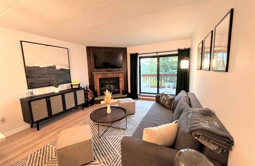 West Dover Villa | New! Mt Snow Condo. Walk to lifts, pool, Hot tub