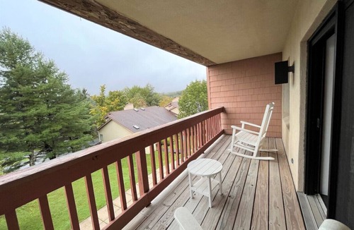West Dover Villa | New! Mt Snow Condo. Walk to lifts, pool, Hot tub