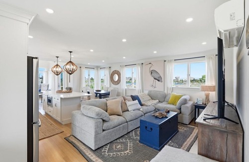 Matunuck House | New Premier Waterfront Home 3 Master w dock