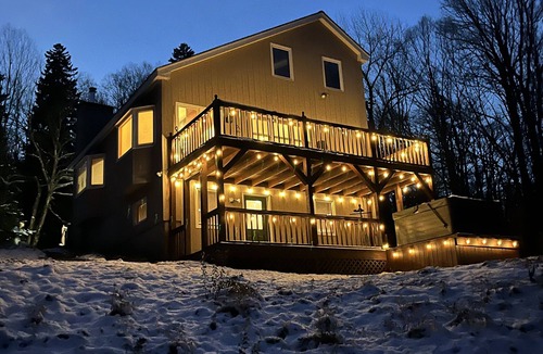 West Dover Cabin | New Renovated Ski Chalet on the River with a Hottub
