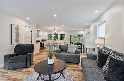 Brewer House | New | Riverside | Fire Pit 3BR 2.5 bath