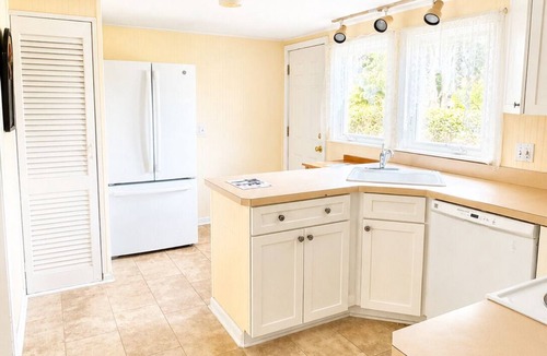Point Judith House | NEW! Saltaire Retreat - Walk to Beach - Beautiful Sand Hill Cove