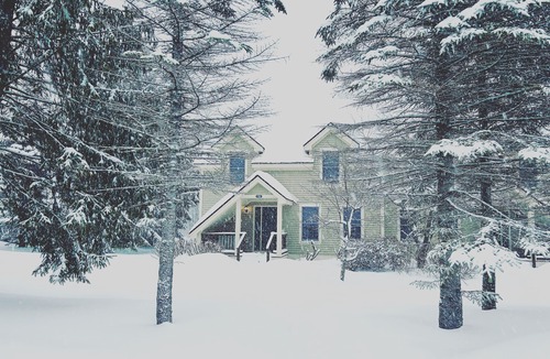 West Dover House | New Ski home next to mount snow, kingswood. Ski bus to front door and pool