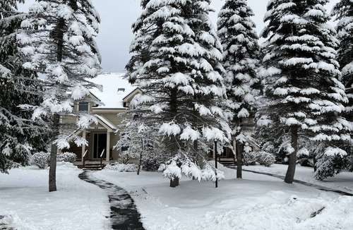 West Dover House | New Ski home next to mount snow, kingswood. Ski bus to front door and pool