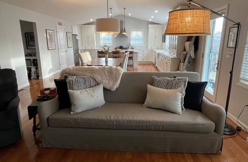 Portsmouth House | New, Spacious & Comfortable Home-Minutes to Newport & beaches. Walk to water.
