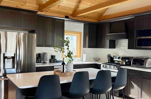 Bartlett House | New Spacious Ski Home-Hot Tub + Game Rm/Sleeps 12
