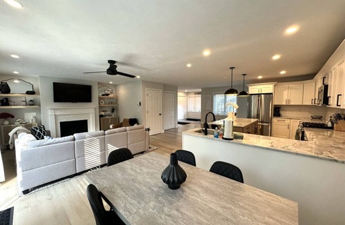 West Dover Villa | New Townhome, Minutes from Mtn & lakes. Hottub