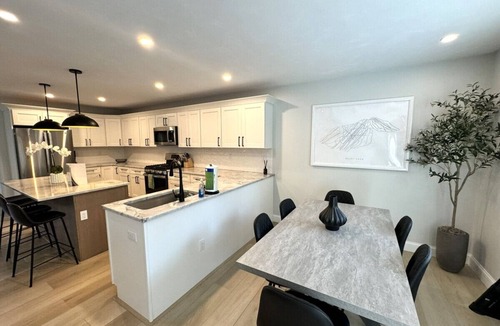 West Dover Villa | New Townhome, Minutes from Mtn & lakes. Hottub