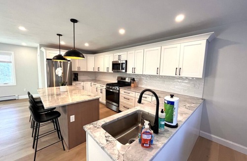 West Dover Villa | New Townhome, Minutes from Mtn & lakes. Hottub