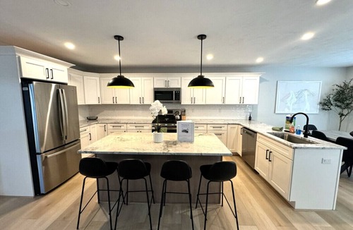 West Dover Villa | New Townhome, Minutes from Mtn & lakes. Hottub