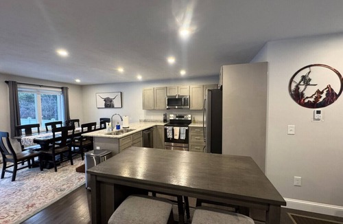 West Dover Villa | New Townhome- Minutes from Mountain, Hot tub, game room