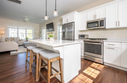 Arundel Cottage | New Tranquil cottage w/AC, heated pools and game room, close to local beaches.