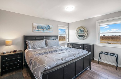 Virgil House | New Vineyard Home 3 Bedroom, mins to Wineries & Old Town Niagara-on-the-Lake