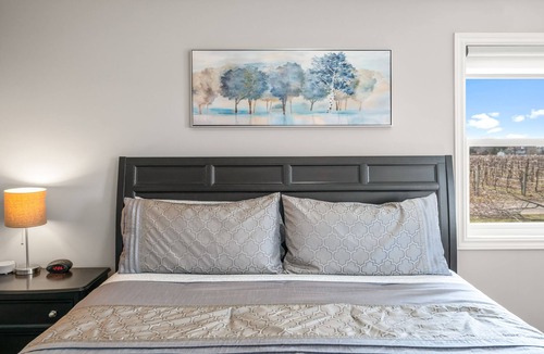 Virgil House | New Vineyard Home 3 Bedroom, mins to Wineries & Old Town Niagara-on-the-Lake