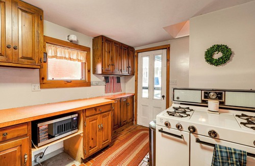 Blodgett Landing Cottage | Newbury Family Getaway: Walk to Lake Sunapee