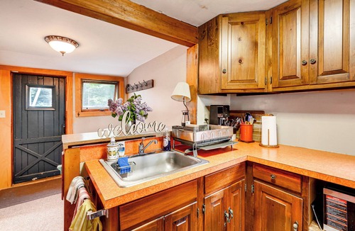 Blodgett Landing Cottage | Newbury Family Getaway: Walk to Lake Sunapee