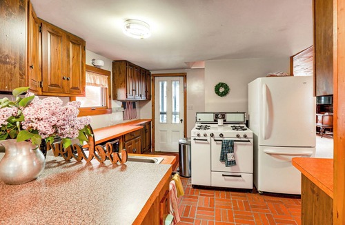 Blodgett Landing Cottage | Newbury Family Getaway: Walk to Lake Sunapee