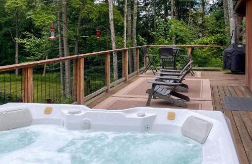 Morrisville House | Newly Built Cabin w/Hot Tub - 16 Mi to Stowe Mtn!