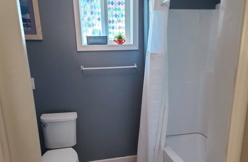 Perry Apartment | Newly Remodeled 1 bedroom lower with full kitchen and bath