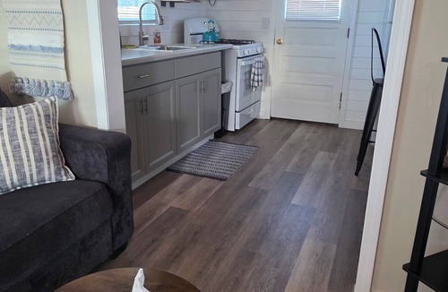 Geneva-on-the-Lake House | Newly Remodeled Linny's GOTL Cottages Charming 2-bdr bungalow walk to strip/park