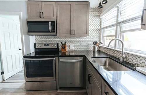 Fifth Ward House | Newly Renovated 2BR/1BA | Walk to Beach & Thames