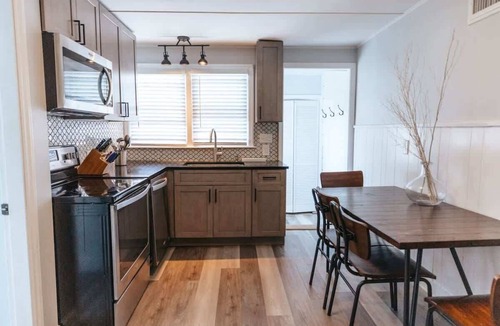 Fifth Ward House | Newly Renovated 2BR/1BA | Walk to Beach & Thames