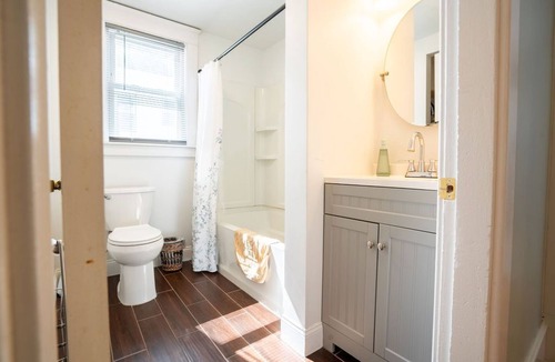 Oakdale Apartment | Newly Renovated 2nd Floor Apt near USM