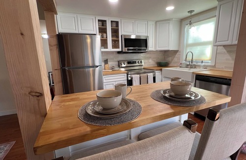 West Tisbury House | Newly renovated 3BR house, FREE CAR with beach sticker, pet friendly, sleeps 10.