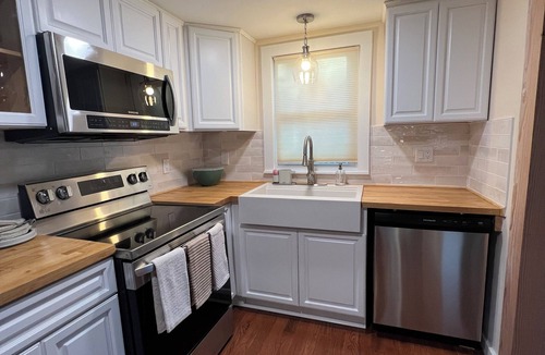 West Tisbury House | Newly renovated 3BR house, FREE CAR with beach sticker, pet friendly, sleeps 10.