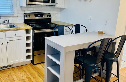 Easton's Point Cottage | Newly Renovated - Charming Cottage by Easton's Beach