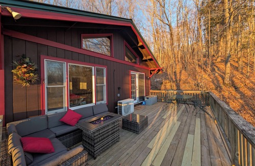 Bartlett Apartment | Newly Renovated Charming 2-bedroom Hillside Chalet Apartment