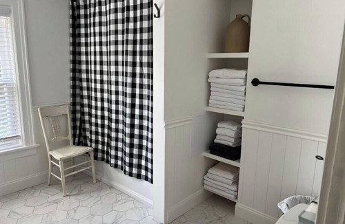 Jefferson House | Newly Renovated Country Farmhouse. Great room, Large kitchen, Bright 3 bd/2.5 ba