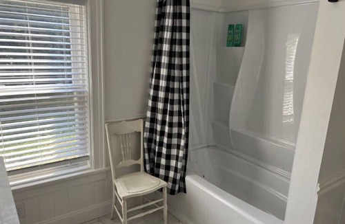 Jefferson House | Newly Renovated Country Farmhouse. Great room, Large kitchen, Bright 3 bd/2.5 ba