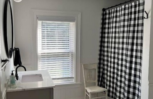 Jefferson House | Newly Renovated Country Farmhouse. Great room, Large kitchen, Bright 3 bd/2.5 ba