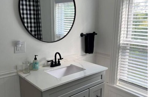 Jefferson House | Newly Renovated Country Farmhouse. Great room, Large kitchen, Bright 3 bd/2.5 ba
