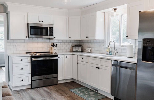 Middletown House | Newly Renovated Home, 3 BR on Newport border (7 min to downtown)