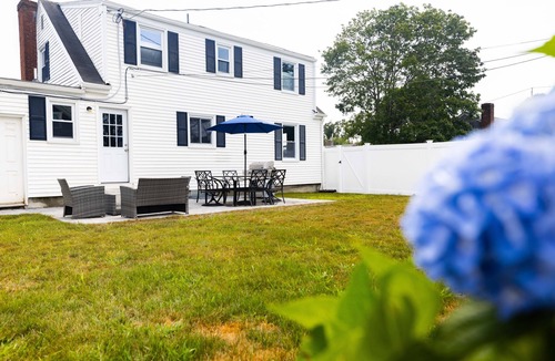 Middletown House | Newly Renovated Home, 3 BR on Newport border (7 min to downtown)