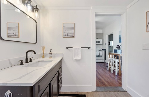 Oakdale Apartment | Newly renovated spacious 2 bed 1 bath apartment, great location