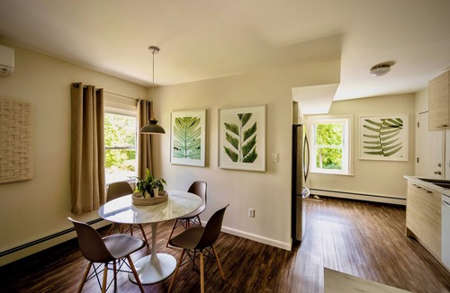 Beacon Apartment | Newly Restored 2BR/creekiside walk to Main St/backyard with fire pit