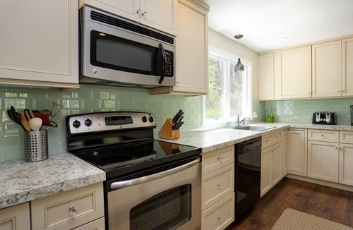 Brewster House | Newly Updated 5BR/2BA 2500Sqft Very Private Family Home, WiFi & Air Conditioned!