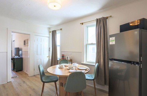 Cleveland Apartment | Newly Updated, Stylish Unit Close to the Lake&Hospitals