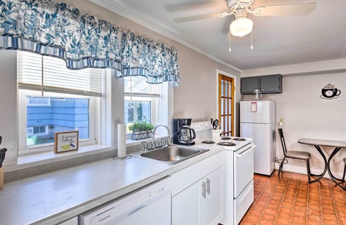 Newport House | Newport House < 3 Mi to Beaches & Bowen’s Wharf!