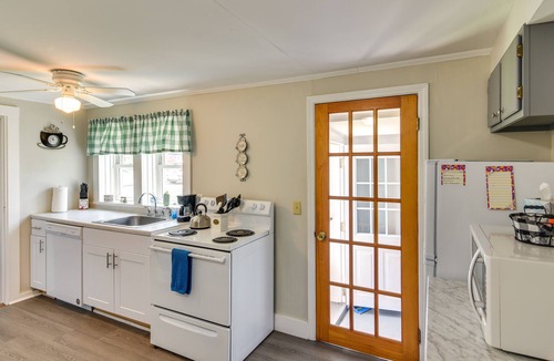 Newport House | Newport House < 3 Mi to Beaches & Bowen’s Wharf!