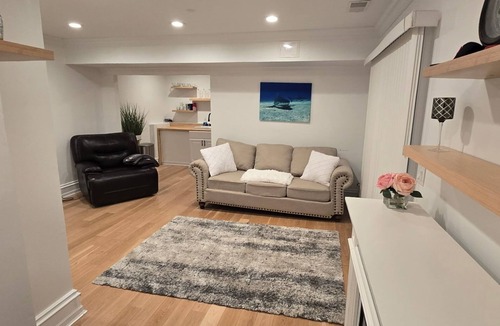 Bellevue Avenue Historic District Apartment | Newport Nest 1-bedroom apartment with AC, WiFi in charming Newport