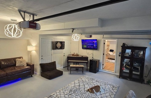 Bellevue Avenue Historic District Apartment | Newport Nest 1-bedroom apartment with AC, WiFi in charming Newport