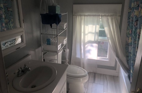 Fifth Ward House | Newport -Walk to beach, playground, restaurants & off street parking