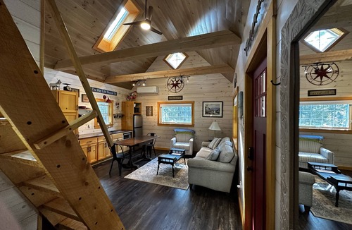 Bristol Cottage | Next Avail. Aug 22 - 3 night min - AC - Premier Cottage, King Bedroom, Pets Free