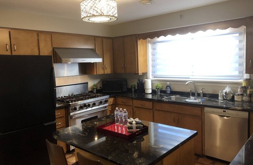 Welland Apartment | Niagara Executive Luxury - HUGE, Warm, Cozy and Clean 3 Bed, 1 Bath SuiteStay(1)